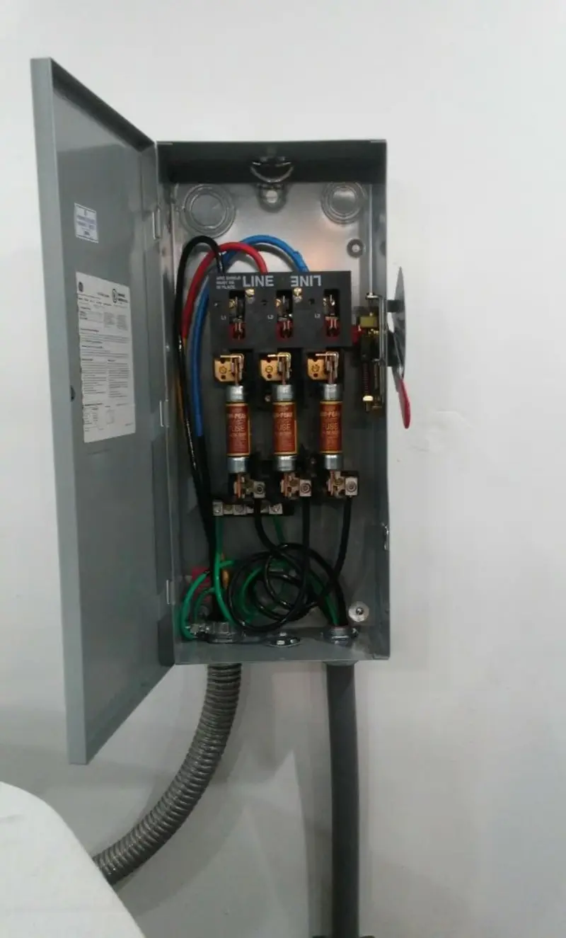 Three-phase disconnect switch installed for Smoke Detector Installation in Heber